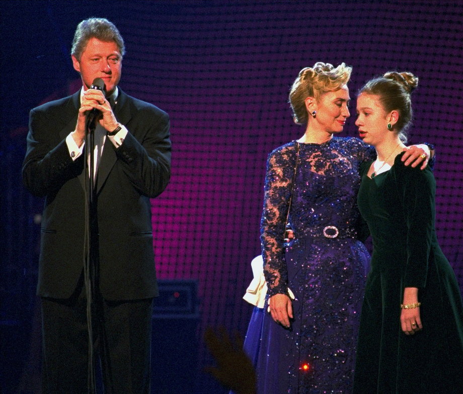 Na balu w 1993 roku pierwsza dama Hillary Clinton na sobie suknię zaprojektowaną przez Sarah Phillips, mało znaną projektantkę z Manhattanu. Clinton była fanką jej talentu i chętnie korzystała z jej pomocy podczas kadencji męża 