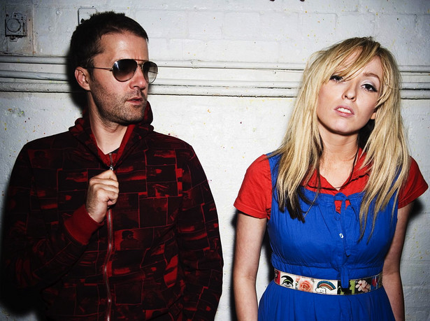 The Ting Tings jeżdzą na deskorolce