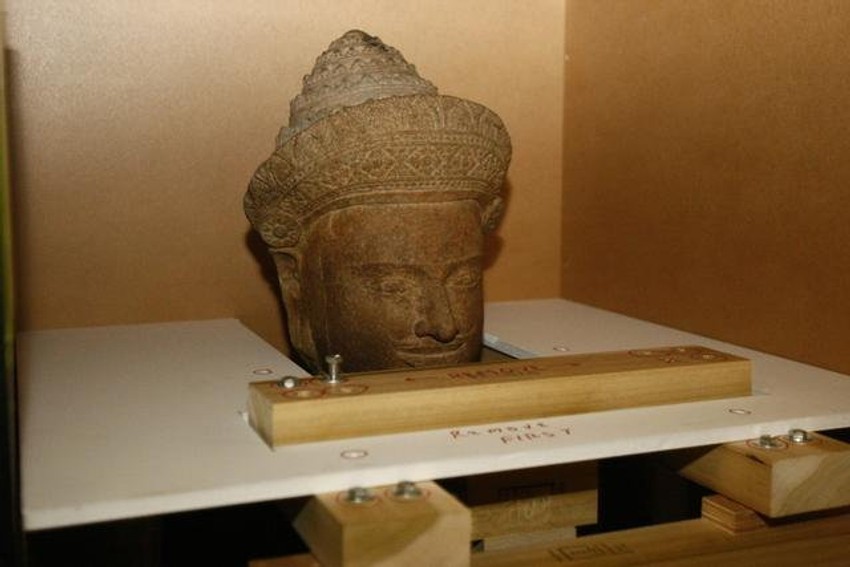 Jedan od izloženih predmeta u Metu je kambodžanska statua iz 10. veka