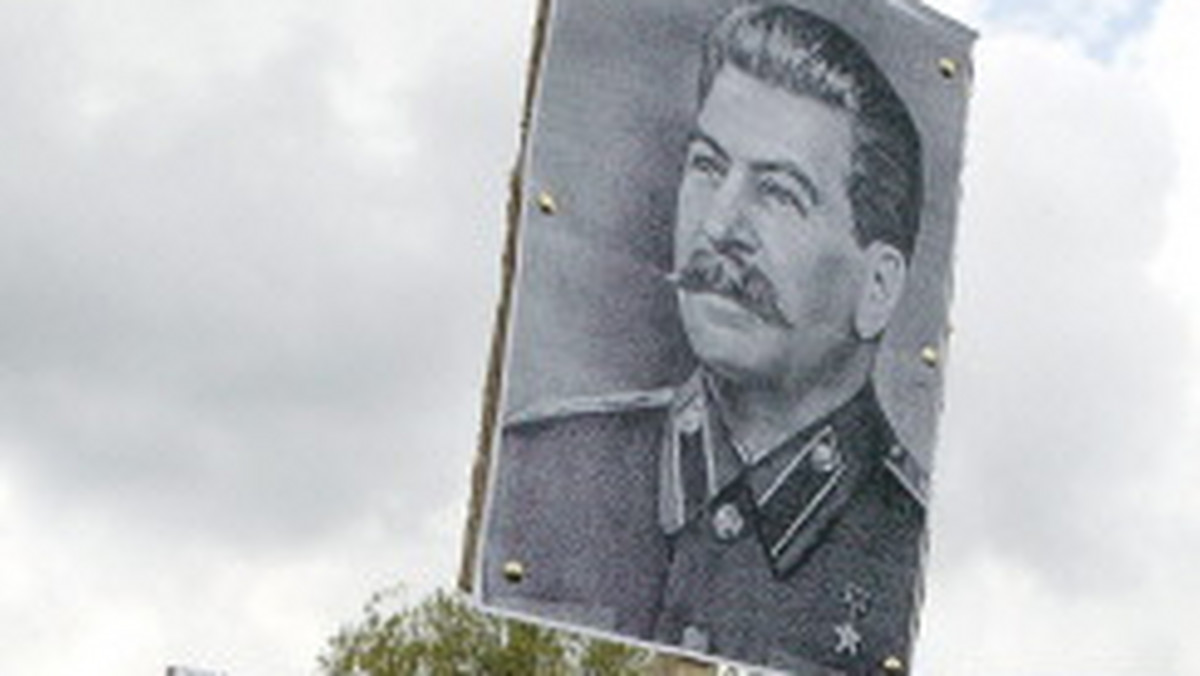 Sąd Rejonowy w Moskwie rozpatrzy we wtorek pozew Jewgienija Dżugaszwilego, wnuka Józefa Stalina, przeciwko Federalnej Służbie Archiwalnej (Rosarchiw) za opublikowanie na jej stronie internetowej dokumentów dotyczących zbrodni katyńskiej.