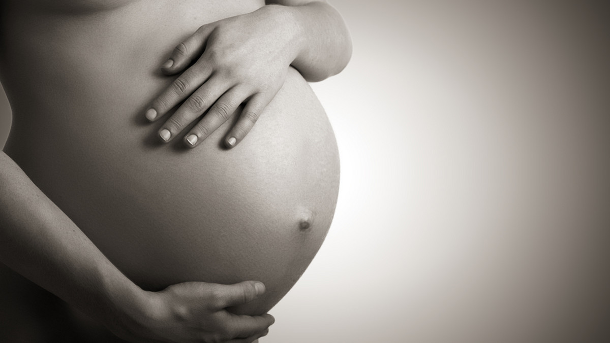 Transseksualny mężczyzna zaszedł w ciążę dzięki zapłodnieniu in vitro. Teraz walczy w sądzie o to, by w akcie urodzenia zostać wpisanym jako ojciec. W świetle prawa osoba, która urodziła dziecko, jest matką. Mężczyzna złożył skargę na dyskryminację.
