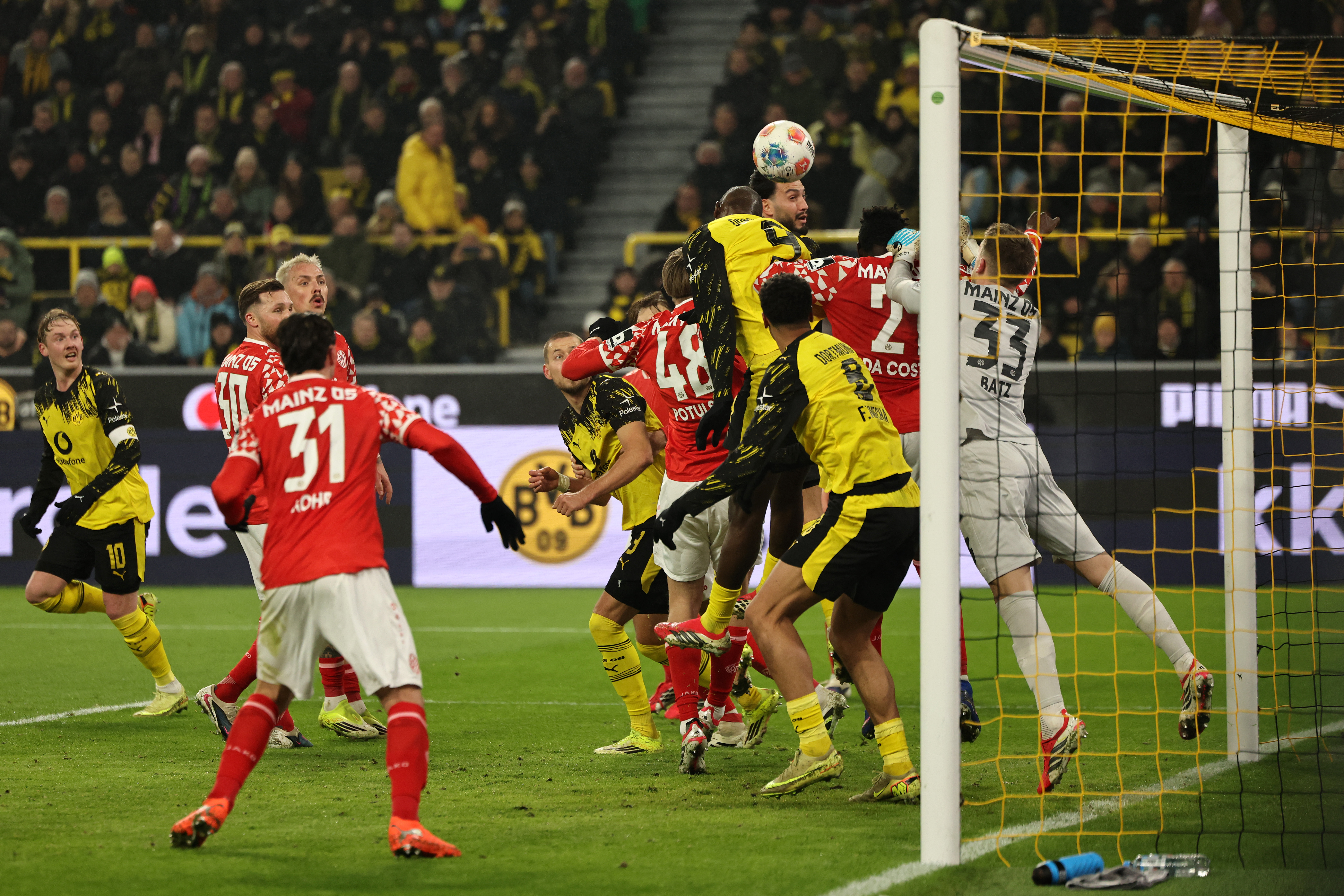 Dortmund écrase Mayence 4-0 et revient à trois points du Bayern Munich