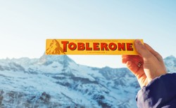 Toblerone musi usunąć szczyt Matterhorn ze swojego logo. Powód zaskakuje