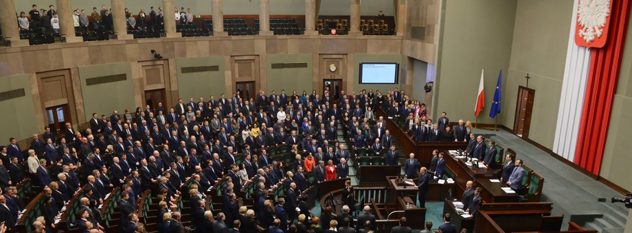 Posłowie uczcili minutą ciszy pamięć zamordowanego Pawła Adamowicza, prezydenta Gdańska. Warszawa, 16 stycznia 2019 r.