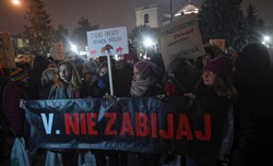 Minister środowiska rekomenduje, by myśliwi nie strzelali do ciężarnych loch oraz loch prowadzących młode