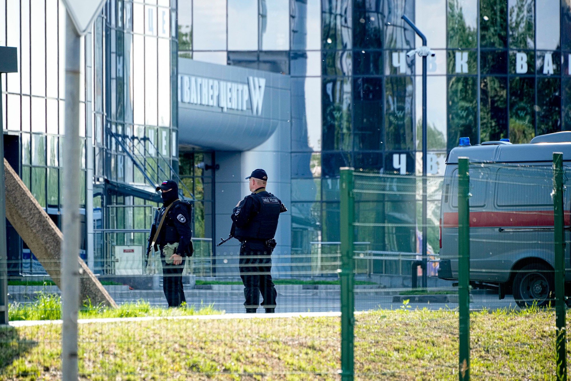 Na snímke policajti strážia oblasť pri kancelárii centra žoldnierskej Vagnerovej skupiny, ktorá je spojená s jej majiteľom Jevgenijom Prigožinom v Petrohrade.