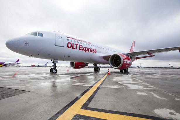 Samolot w barwach linii OLT Express.