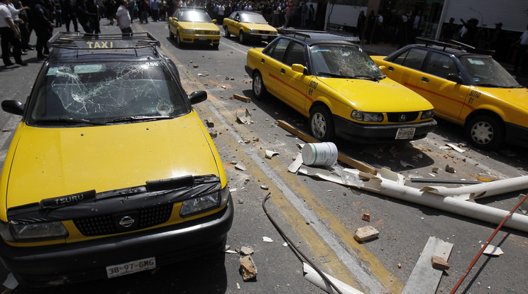 A taxikat ízzé-porrá zúzták/Fotó: MTI