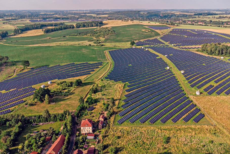 Duże elektrownie słoneczne coraz częściej stają się elementem polskiego krajobrazu. Będzie ich jeszcze więcej.