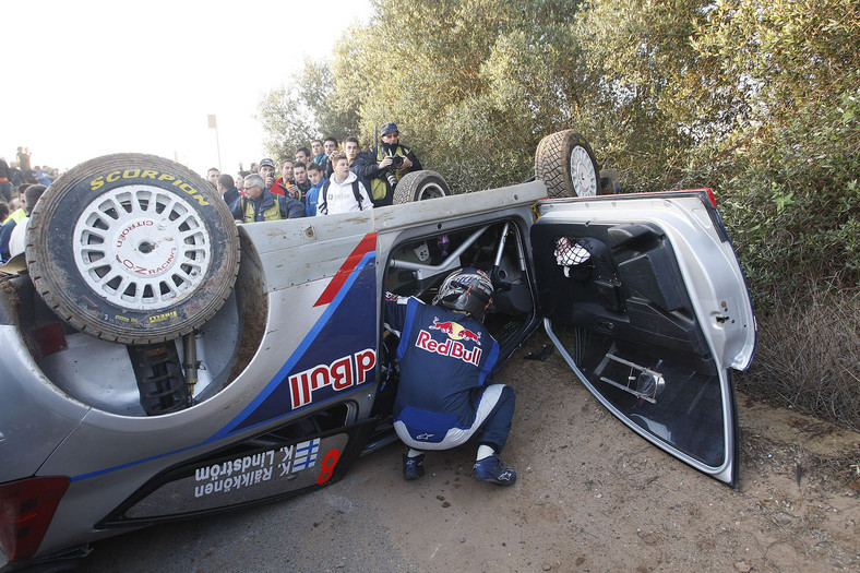 Rajd Hiszpanii 2010: jak ratowali po wypadku Räikkönena (zdjęcia: Rallyworld©Willy Weyens)