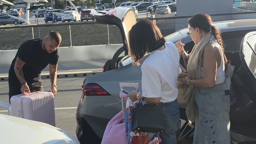 Đanijeva Slađa sa ćerkom na aerodromu