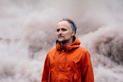 'Sportowe życie'. Artur Rojek teledyskiem zapowiada album 'Kundel'