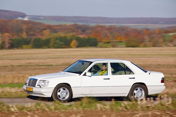 Mercedes E250D kontra E60 AMG - pośpiech nie jest wskazany