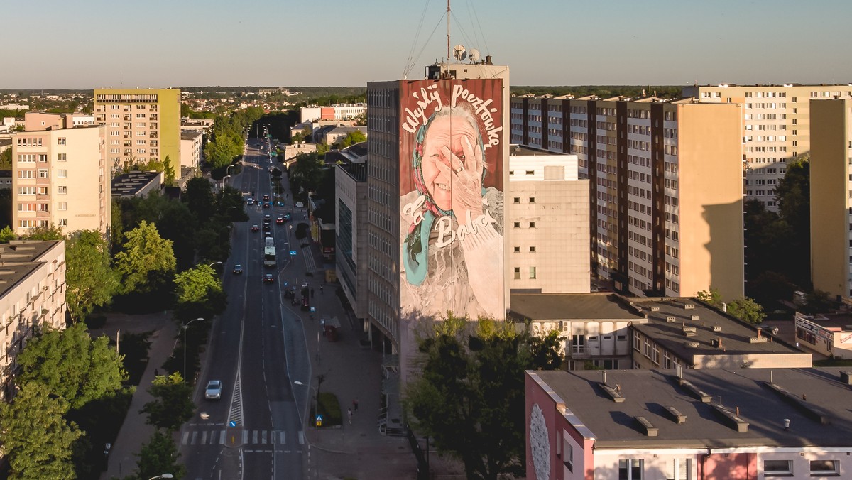 "Wyślij pocztówkę do Babci". Nowy efektowny mural w Białymstoku