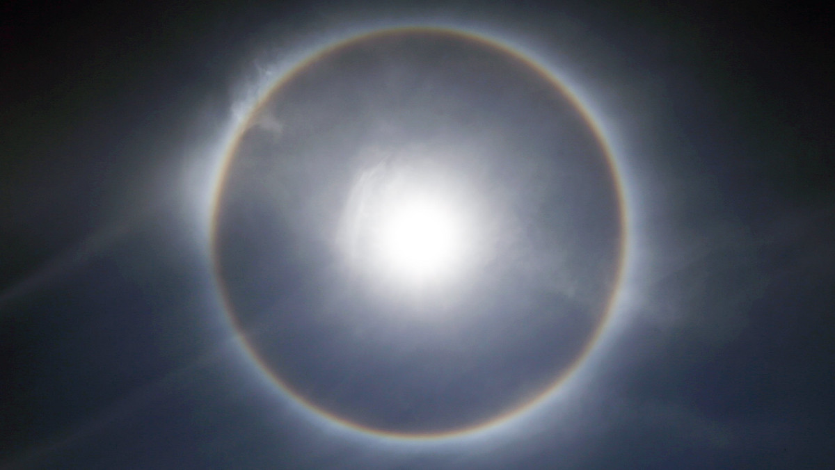 Mieszkańcy Santiago, czyli stolicy Chile mogli zaobserwować na niebie bardzo ciekawe i rzadkie zjawisko - halo 22°. Jak powstaje taka nietypowa tęcza?