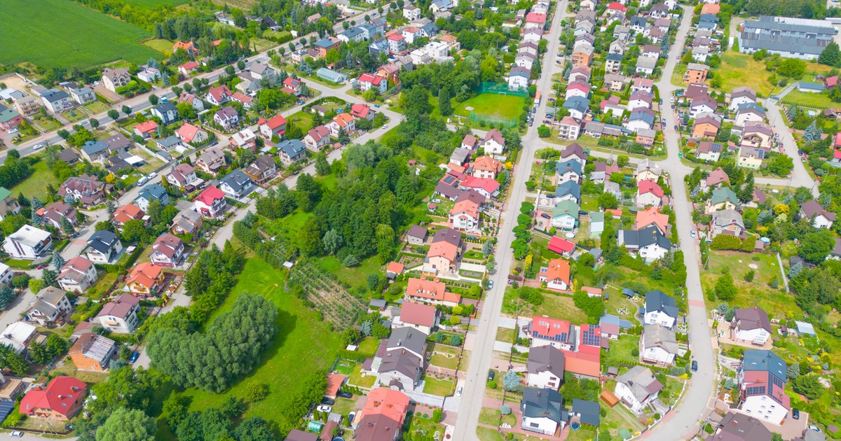 "Jeden z sąsiadów nie wiedział, co to znaczy troglodyta". Przez płot z małomiasteczkową klasą średnią