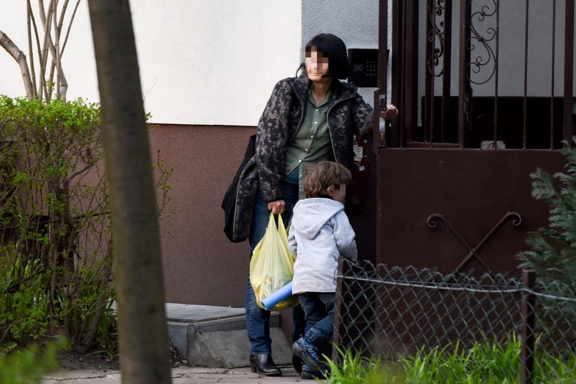 Gdy Olga gra w teatrze, synkiem opiekuje się jej mama