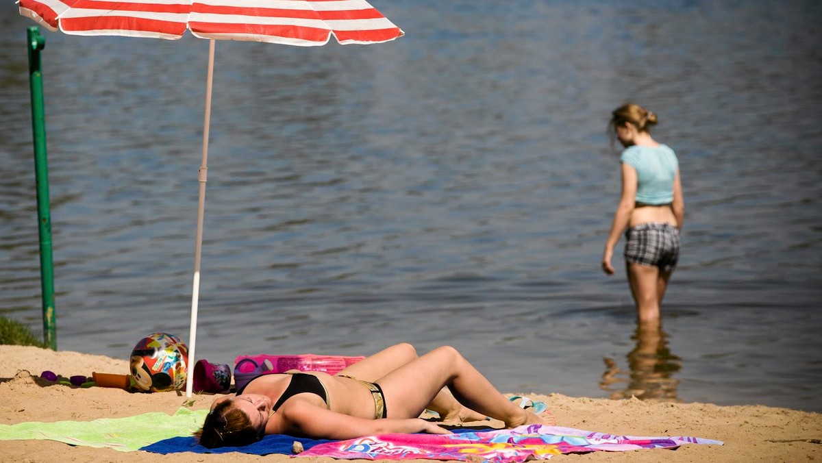 Upały i gwałtowne burze - tak zapowiada się pierwszy wakacyjny weekend. Termometry już wczoraj pokazywały w wielu miejscach kraju prawie 30 stopni. Dziś będzie równie gorąco - mówi Anna Nemec z Instytutu Meteorologii i Gospodarki Wodnej.