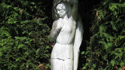 Gyalázat: ellopták a busztragédia egyik áldozatának emlékére állított szobrot