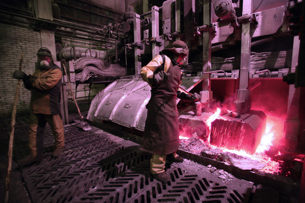 Huty Rusala bedą ograniczać produkcję aluminium. Fot. Bloomberg