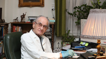 97 éves hazánk legidősebb orvosa – Eddig szeretne még gyógyítani István doktor