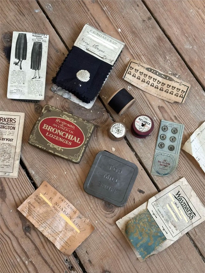 Predmeti iz 1921. godine koje je ema pronašla ispod parketa u svojoj novoj kući