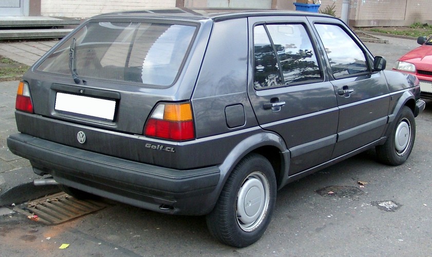 Golf II (1983 do 1991): Był to Golf, w którym Volkswagen wprowadził takie technologie jak regulowany katalizator (1984), ABS (1986) i napęd na wszystkie koła (1986). Ponadto Golf tej generacji awansował w końcu do miana ikony: „Jednym z najważniejszych momentów w historii Golfa była wtedy decyzja zarządu, aby dalej rozwijać stylistykę Golfa I i na jej bazie stworzyć DNA drugiej generacji tego modelu. Od tego wszystko się zaczęło, w ten sposób Volkswagen stworzył podstawę dla stałego rozwoju tej serii modeli. ” – wyjaśnia Marc Lichte, główny stylista nadwozia w Volkswagenie.