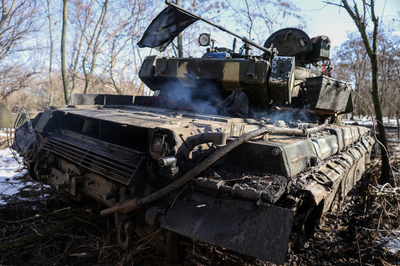 Ukraiński czołg na froncie na Donbasie