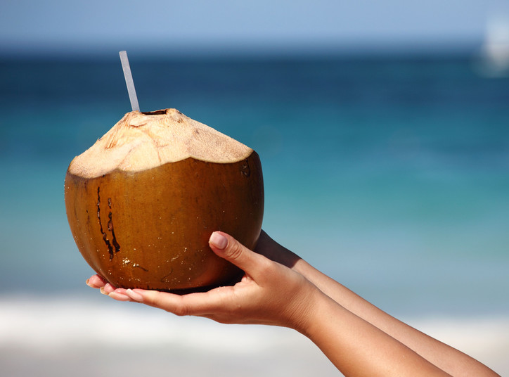Woda kokosowa, jak sama nazwa wskazuje, pochodzi z owoców kokosa, ale z młodych, nie w pełni dojrzałych. W przeciwieństwie do mleczka kokosowego jest przezroczysta i ma inny skład