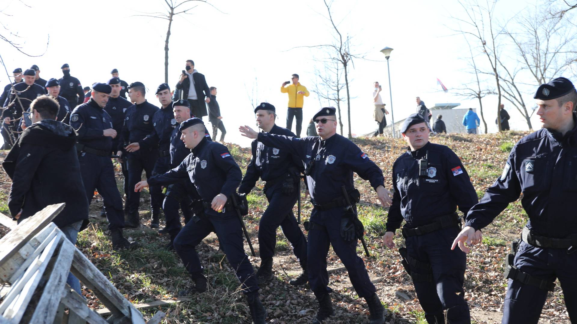 Ekološki aktivisti pokušavaju da nadmudre policiju i trčeći priđu SIV-u: protest protiv Rio Tinta i iskopavanja litijuma