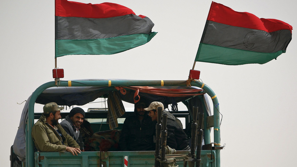 Siły Muammara Kaddafiego wspierane przez artylerię i czołgi zaatakowały kontrolowane przez libijskich powstańców miasto Misrata, około 200 km na wschód od stolicy kraju Trypolisu - poinformowała agencja Reutera powołując się na świadków.