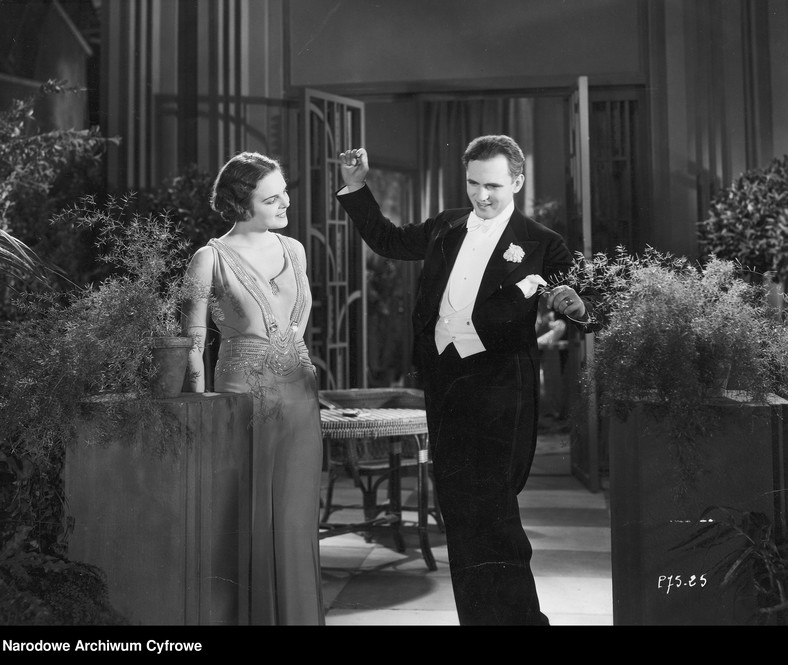 Zofia Batycka i Aleksander Żabczyński w filmie "Kobieta, która się śmieje" (1931)