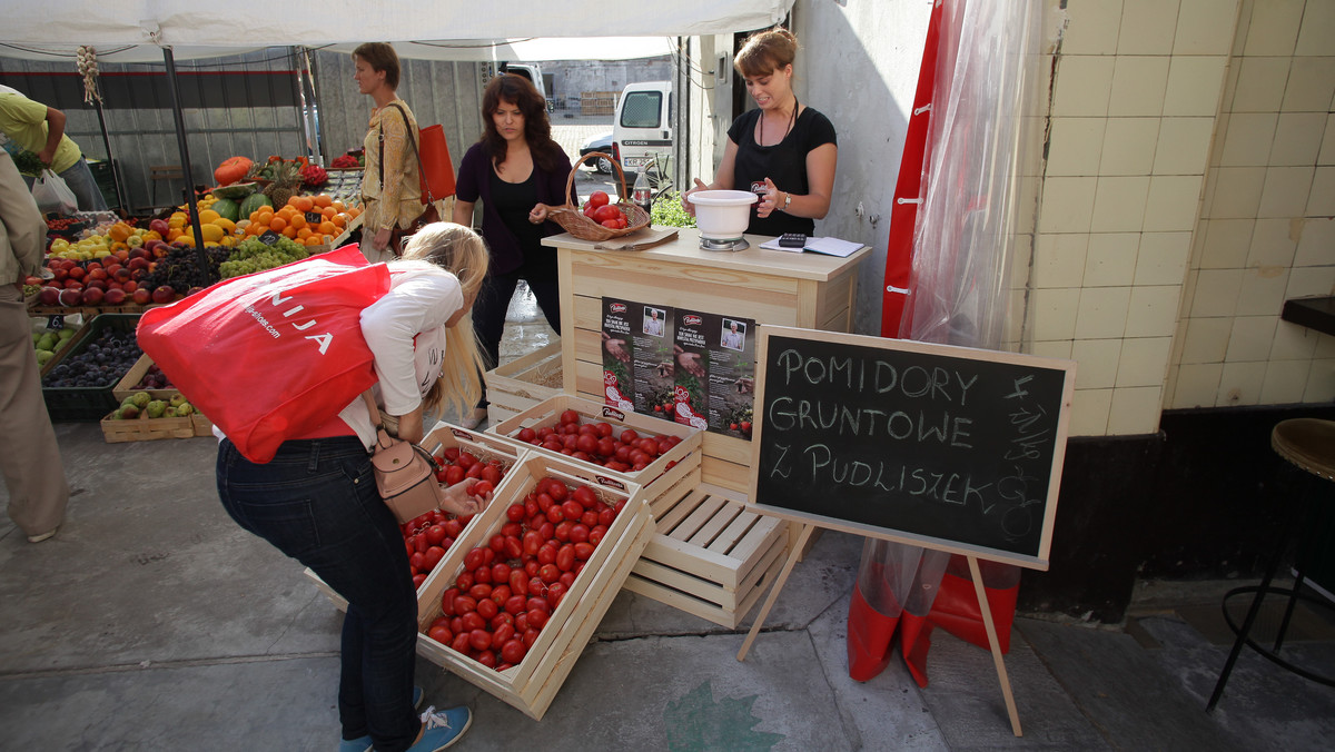 Targi miejskie to forma aktywności miejskiej, która jest ceniona przez wielbicieli świeżych produktów najwyższej jakości, dostępnych bez potrzeby wyjazdu na wieś. To nie tylko miejsca do kupowania zdrowej żywności w atmosferze przestrzeni miejskiej, ale też okazja by porozmawiać ze sprzedawcami, dowiedzieć się więcej o pochodzeniu produktów, ich składzie, poznać ciekawe sposoby ich przyrządzania.