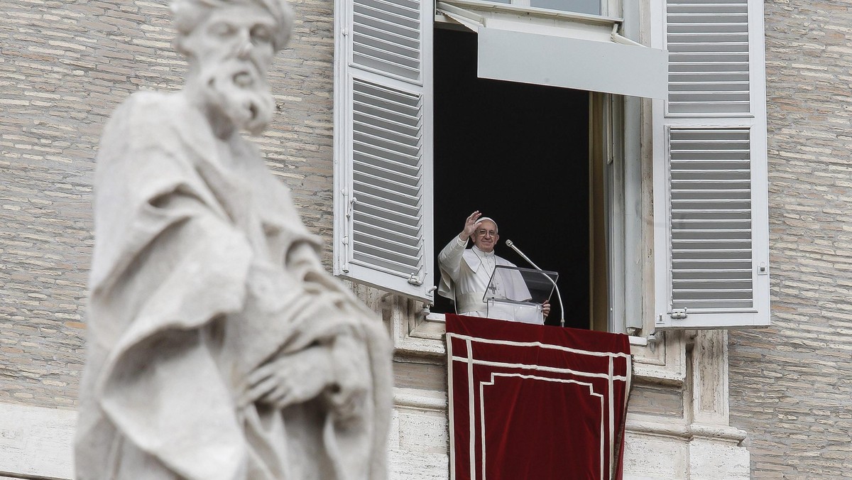 Papież Franciszek przypomniał wiernym, że Bóg w Biblii prosi o to, by pomagać migrantom i cudzoziemcom. W migrantach "obecny jest Jezus; często cierpiący, odrzucony i upokorzony" - mówił papież w obchodzonym dzisiaj Światowym Dniu Migranta i Uchodźcy.