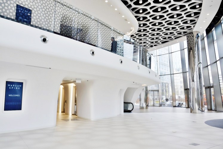 Wnętrza i elewacja budynków Warsaw Spire są zaprojektowane tak, by jak najbardziej przypominały kształty występujące w naturze. Dominują tu więc opływowe elementy wyposażenia, raczej ciężko znaleźć jakiekolwiek kąty proste. Jak podkreśla Jarosław Zagórski, dyrektor Handlowy i rozwoju Ghelamco Poland, architekci uznali, że taki rodzaj wnętrz lepiej wpływa na użytkowników.