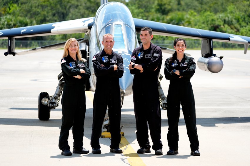 Ana Menon, Skot Potit, Džared Ajzakman i Sara Gilis u Svemirskom centru Kenedi u Kejp Kanaveralu 19. avgusta