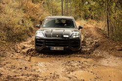 Oto Porsche Cayenne 2023. Silniki i wnętrze po nowemu