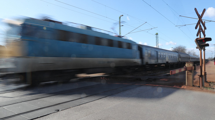 Megállította a vonatot az átkelőnél, majd beugrott egy kávéért a mozdonyvezető - videó /Fotó: Zsolnai Péter