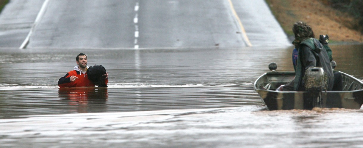 Dziesiątki tysięcy osób nie mają prądu. Pozamykana jest część szkół