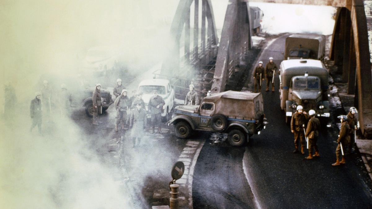 Kadr z filmu  „Człowiek z żelaza w reż. Andrzeja Wajdy (1981)