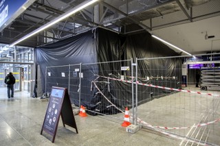 Oberwał się sufit na Dworcu Wschodnim w Warszawie. Trzy lata temu był remontowany