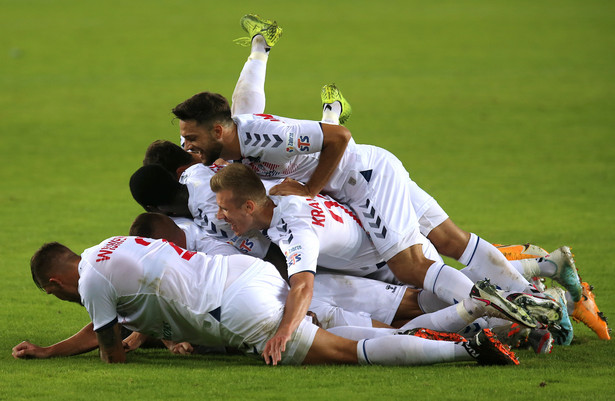 Piłkarze Górnika Zabrze cieszą się z gola podczas meczu Ekstraklasy z Lechią Gdańsk