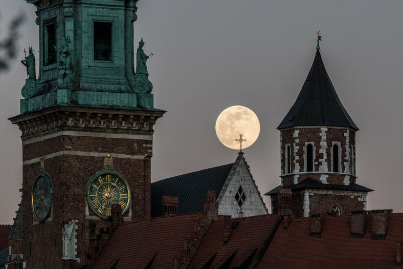 Superksiężyc nad Wawelem w 2020 r.