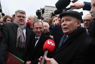 Warszawa, 07.02.2024. Politycy PiS Mariusz Kamiński (C) i Maciej Wąsik (2L) oraz prezes PiS Jarosław Kaczyński (P) przed Sejmem w Warszawie