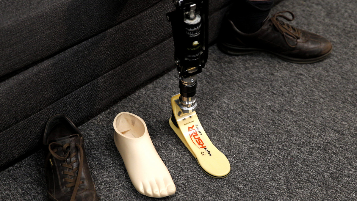 Nowoczesną stopę protezową z włókna szklanego – jednego z najbardziej wytrzymałych materiałów na świecie – przetestował w Bytomiu (woj. śląskie) 22-latek, który stracił nogę jako niemowlę.