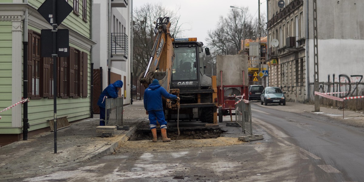 Awaria wodociągu na Przędzalnianej w Łodzi. Woda zalała ulicę