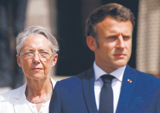 Zaskakujące ruchy Macrona. Wymiana ministrów w czasie letnich upałów