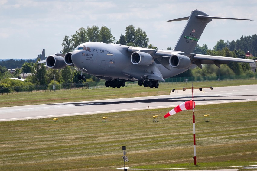 Američki vojni avion "boing c-17A gloubmaster III na aerodromu u Vilnjusu