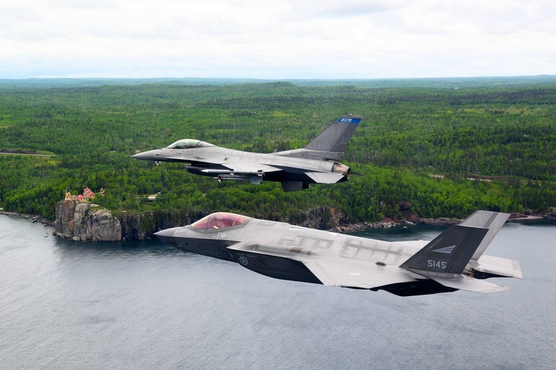 W wiekszości krajów NATO samoloty F-35A mają zastąpić  starsze F-16. Na zdjęciu norweski samolot F-35A oraz amerykański F-16C.
