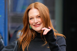 Džulijan Mur nosi NAJBOLJU ZIMSKU HALJINU ZA SVAKI DAN i izgleda BRUTALNO dobro u 61. godini: Komad odeće koji NIKADA nećete baciti - udoban i praktičan